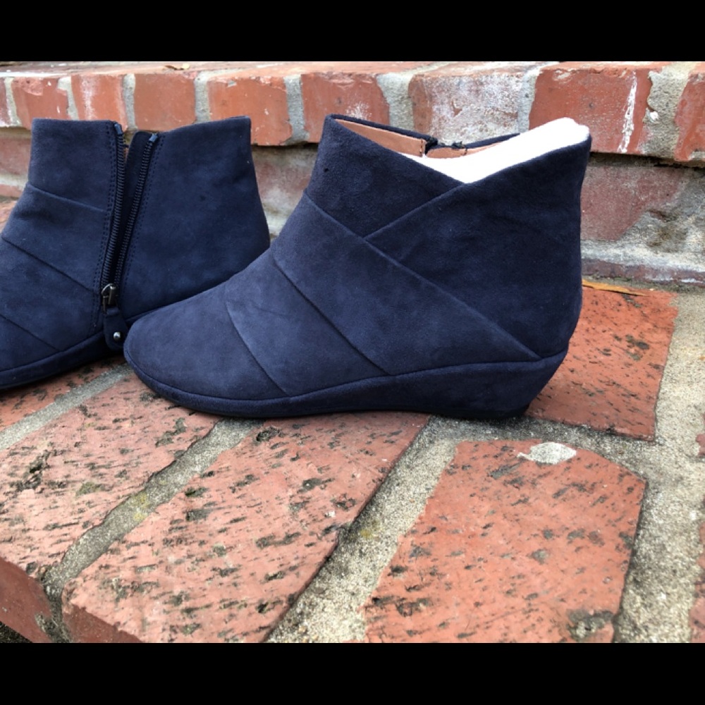 Gentle souls bootie navy. Size 8